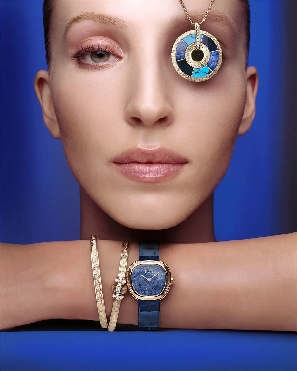 The Piaget Blue pendente, with the Sixtie
